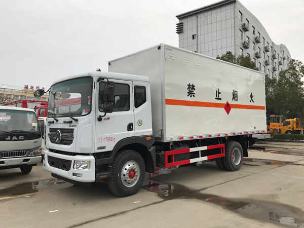 東風(fēng)D9 10.8噸6.2米易燃液體廂式運(yùn)輸車